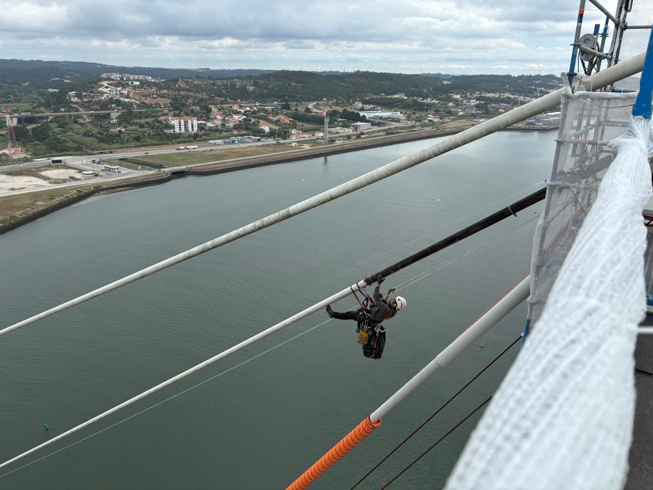 Técnico IRATA da Alpiurb a fazer manutenção da ponte em Espinho por acesso por cordas