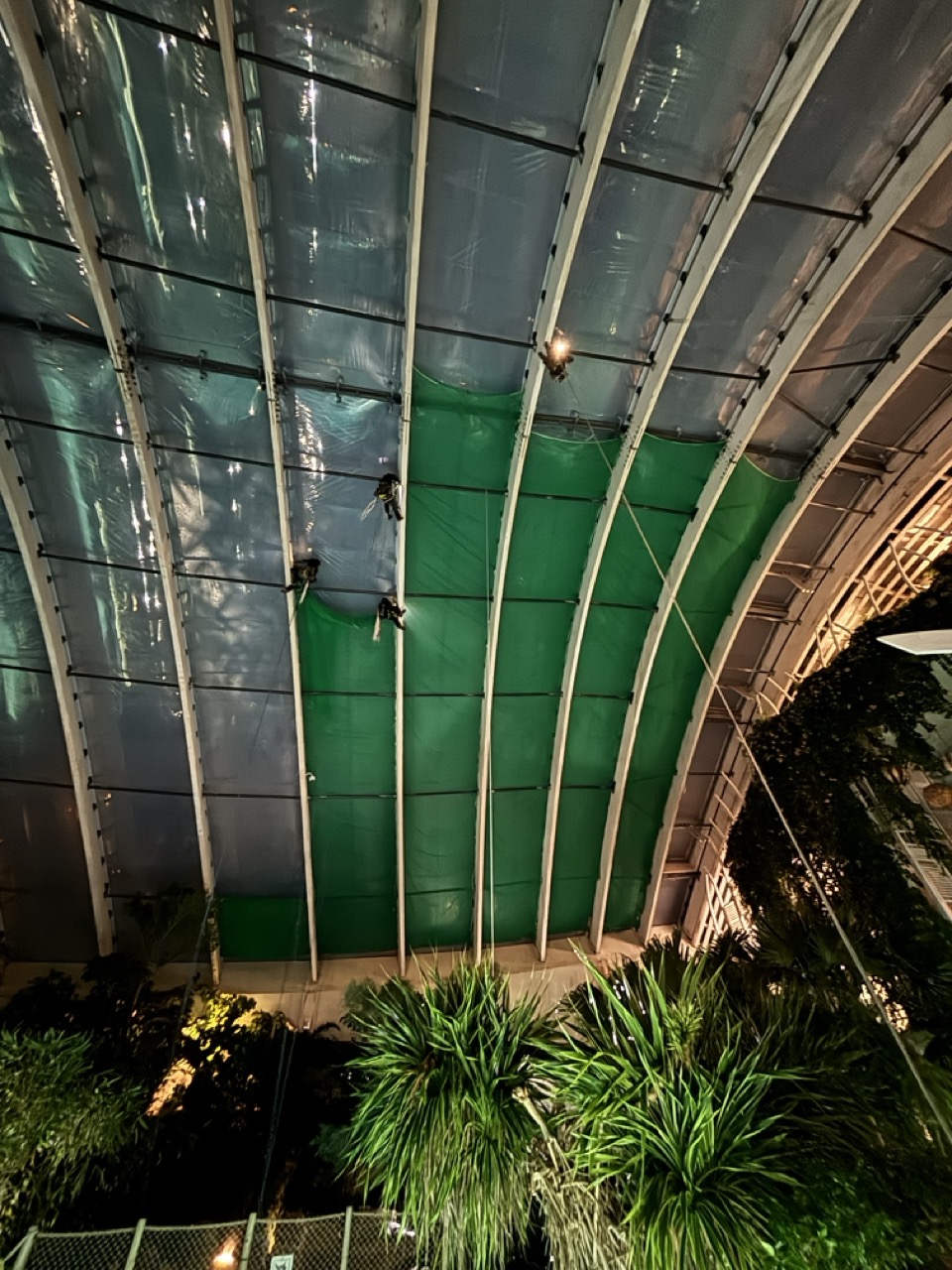 Técnico IRATA da Alpiurb a fazer substituição da cobertura no Center Parcs Les Trois Forêts , em Hattigny