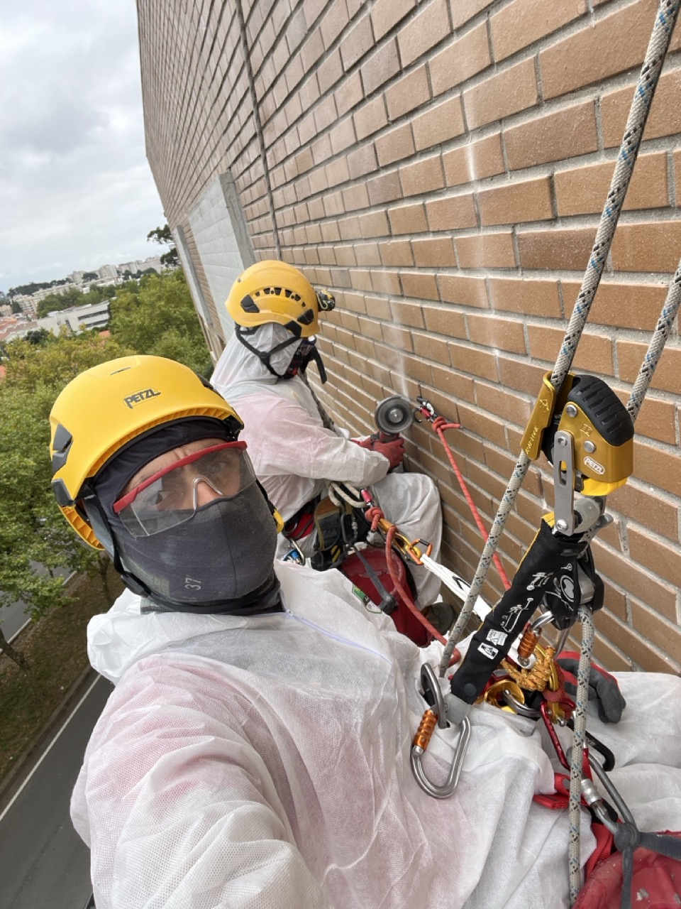 Equipa de alpinistas industriais da Alpiurb a reparar fachada por acesso por cordas em Matosinhos